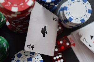 fichas y dados de casino online