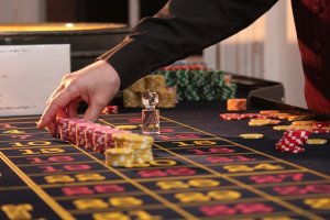 crupier de ruleta de casino en vivo